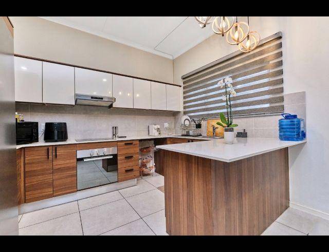 4 BEDROOM TOWNHOUSE FOR SALE IN SUNNINGHILL